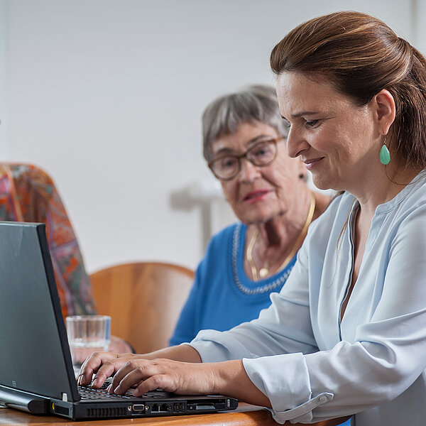 Pflegegutachterin am Laptop