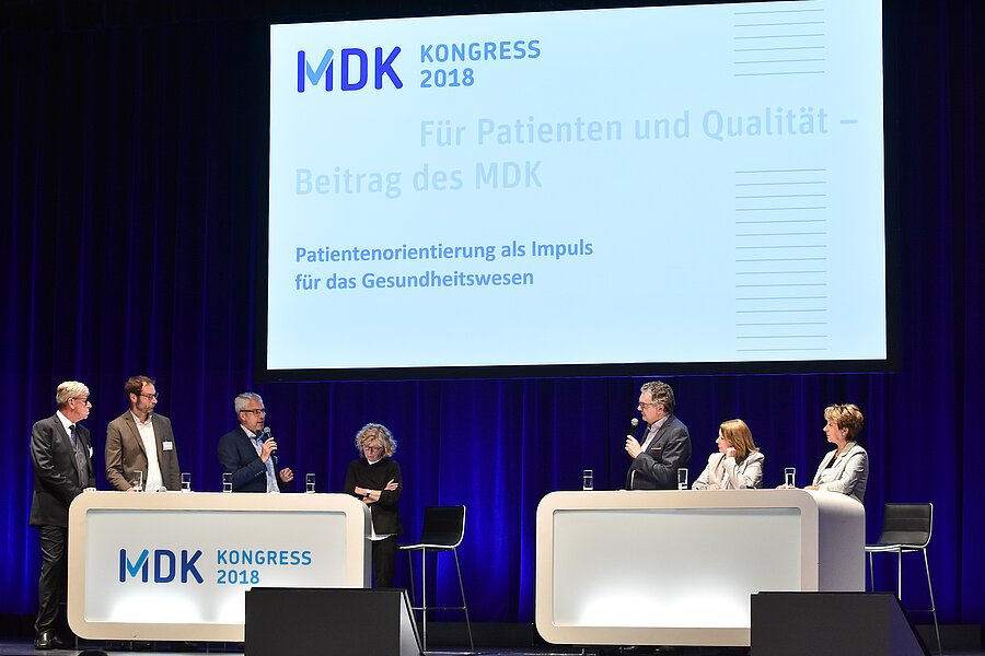 Kiefer (GKV-Spitzenverband),  Kaffenberger (VdK), Dr. Gronemeyer (MDS), Prof. Dr. Doris Schaeffer (Uni Bielefeld), Moderator Jürgen Zurheide, Prüfer-Storcks (Gesundheitssenatorin Hamburg),  François-Kettner (Aktionsbündnis Patientensicherheit) 