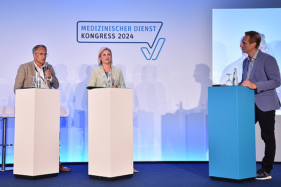 Gro&szlig;ansicht: Dr. Martin Rieger, Vorstandsvorsitzender Medizinischer Dienst Westfalen-Lippe, Carola Engler, Christoph Tiegel (Moderator)