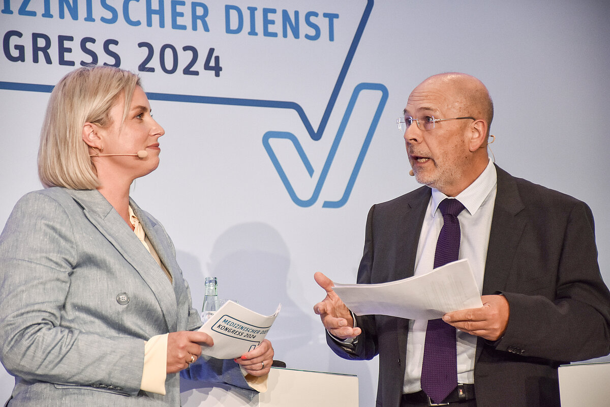 Begr&uuml;&szlig;ung durch Carola Engler (stellvertretende Vorstandsvorsitzende des MD Bund) und Dr. Ulf Sengebusch (Vorstandsvorsitzender des MD Sachsen)