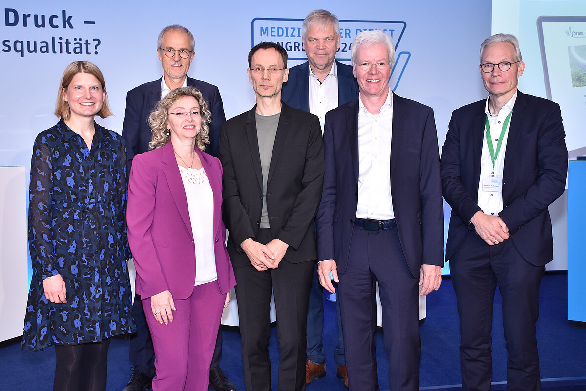 Prof. Dr. Leonie Sundmacher, Michael Weller, Brit Ismer (Vorstandsvorsitzende Berliner Krankenhaus-Gesellschaft), Thomas Moormann (Leiter Pflege und Gesundheit, Verbraucherzentrale Bundesverband), Dr. Johannes Albert Gehle (Pr&auml;sident &Auml;rztekammer Westfalen-Lippe), Dr. Axel Mee&szlig;en (Vorstandsvorsitzender Medizinischer Dienst Berlin-Brandenburg), Matthias Mohrmann (AOK Rheinland/Hamburg)