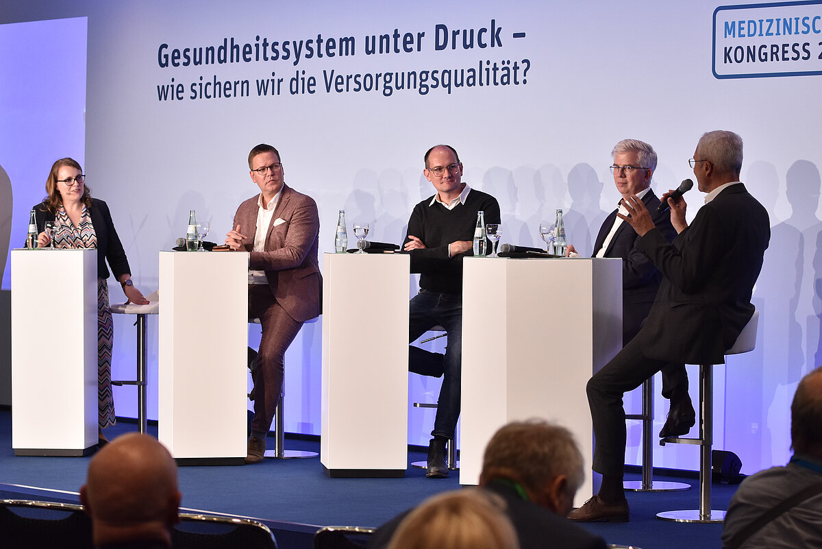 Round Table: Moderatorin Rebecca Beerheide, Deutsches &Auml;rzteblatt, die Abgeordneten Tino Sorge (CDU/CSU), Dr. Janosch Dahmen (B&uuml;ndnis 90/Die Gr&uuml;nen), Prof. Dr. Andrew Ullmann (FDP) und Dr. Stefan Gronemeyer